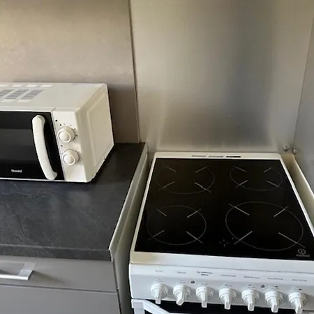 Spacious 7 Min From Train Station Apartment