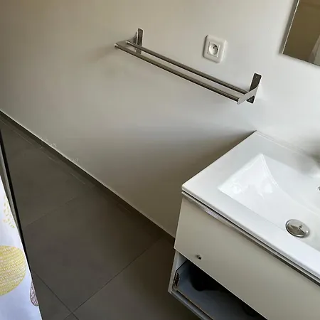 Spacious 7 Min From Train Station Διαμέρισμα